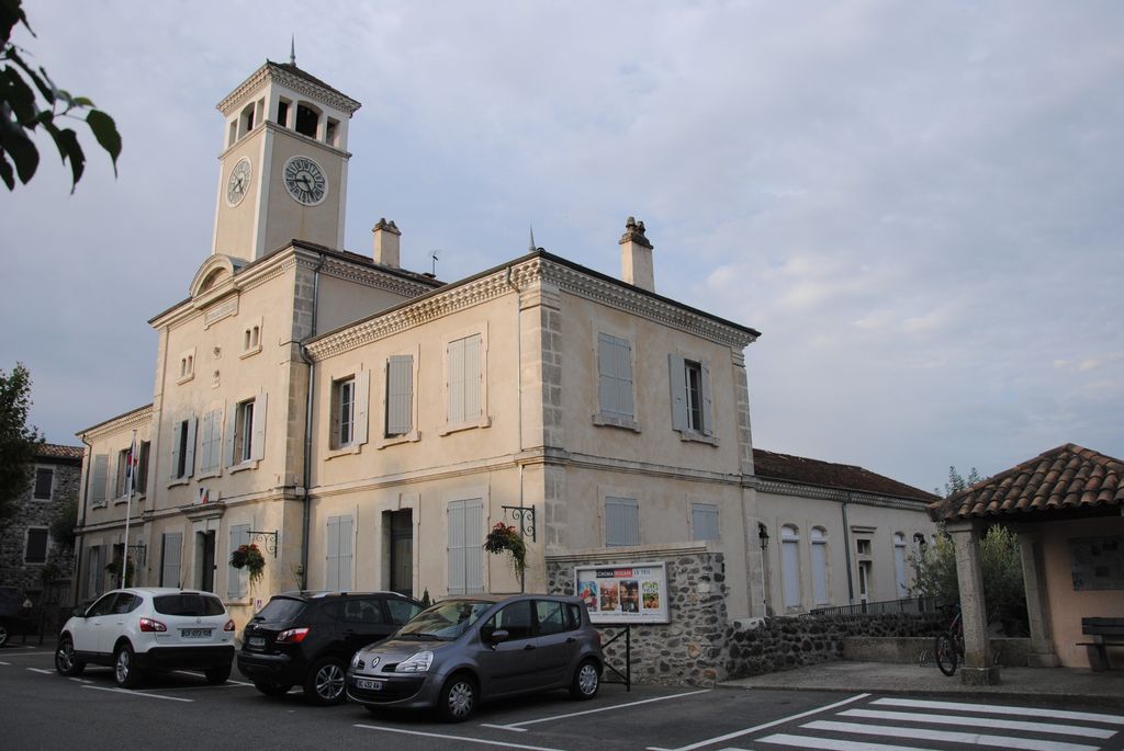vue générale, les 2 médaillons protégés sont incérés dans la maçonnerie en façade - © Ministère de la Culture (France), Médiathèque du patrimoine et de la photographie, Conservation des antiquités et des objets d’art de l’Ardèche – Tous droits réservés