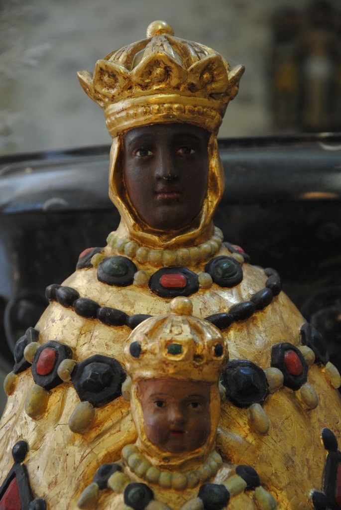 statue : Vierge noire, vue partielle