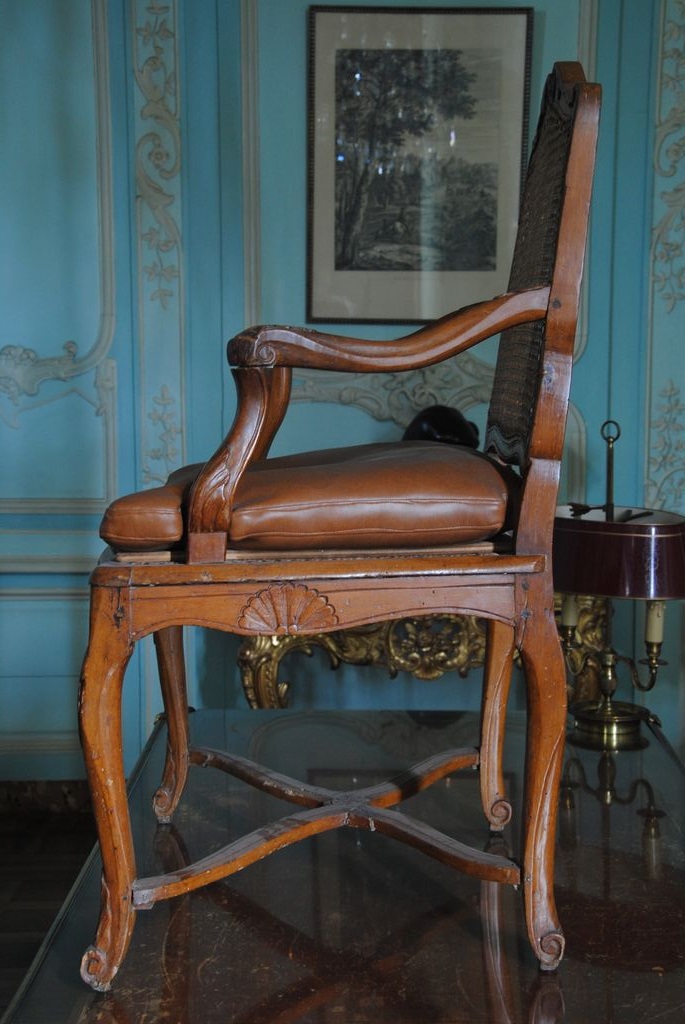fauteuil, côté gauche, vue générale - © Ministère de la Culture (France), Médiathèque du patrimoine et de la photographie, Conservation des antiquités et des objets d’art de l’Ardèche – Tous droits réservés