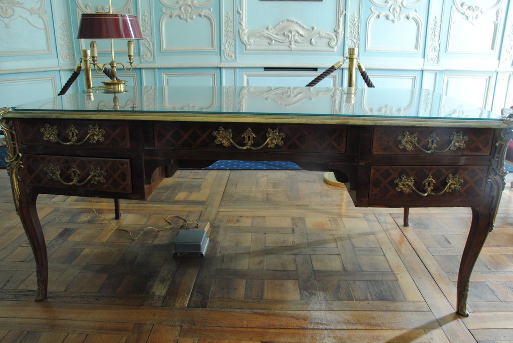 Bureau plat marqueté