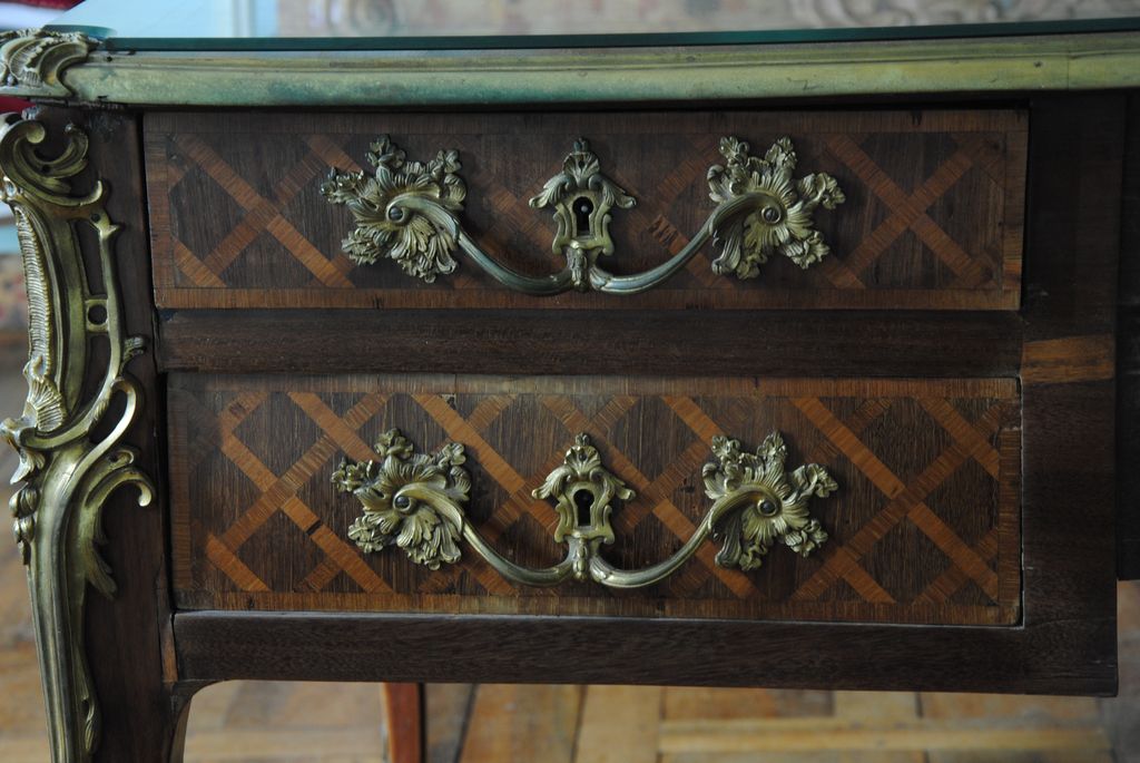 bureau plat marqueté, détail