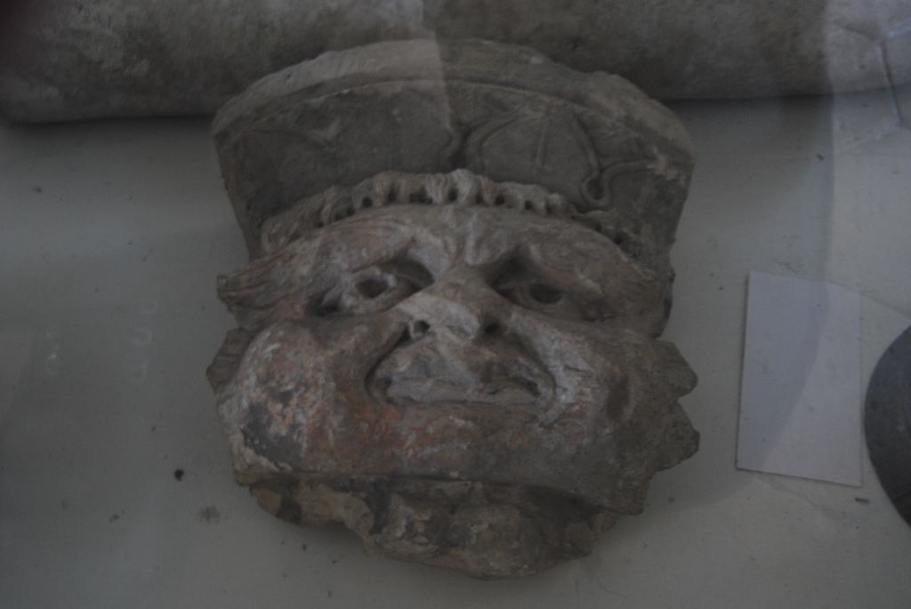 console avec masque sculpté et décor végétal, vuegénérale