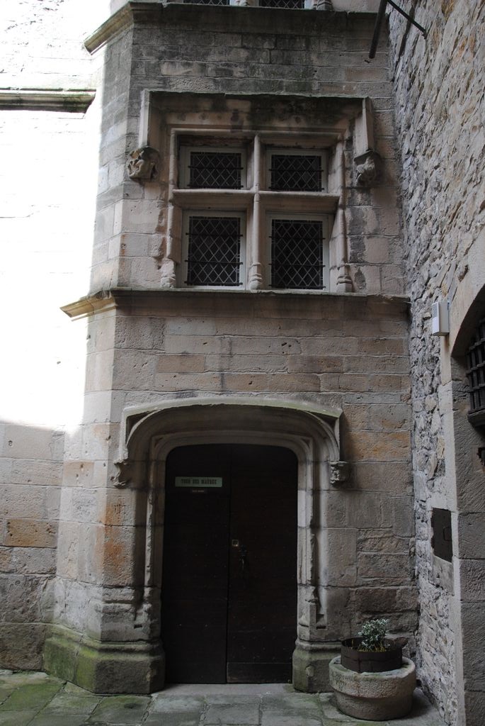 cour intérieure, tour d’escalier, vue partielle