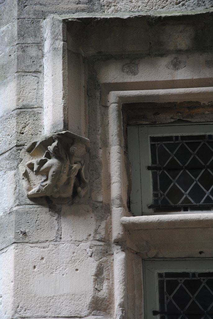 cour intérieure, tour d’escalier, fenêtre à meneau, détail