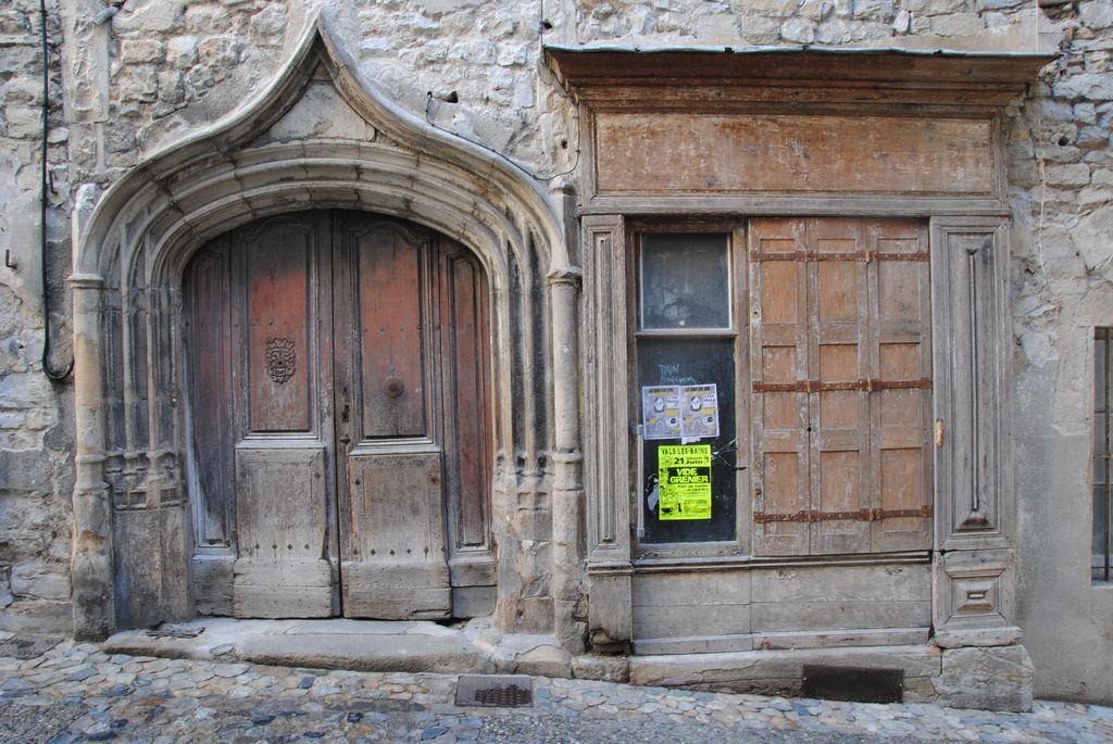 porche sur rue, vue générale