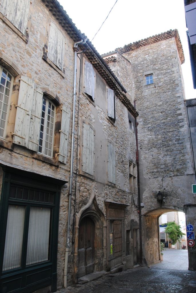 façade sud sur rue, vue générale