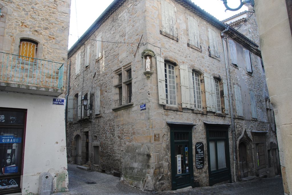 façades sud et ouest sur rue, vue générale