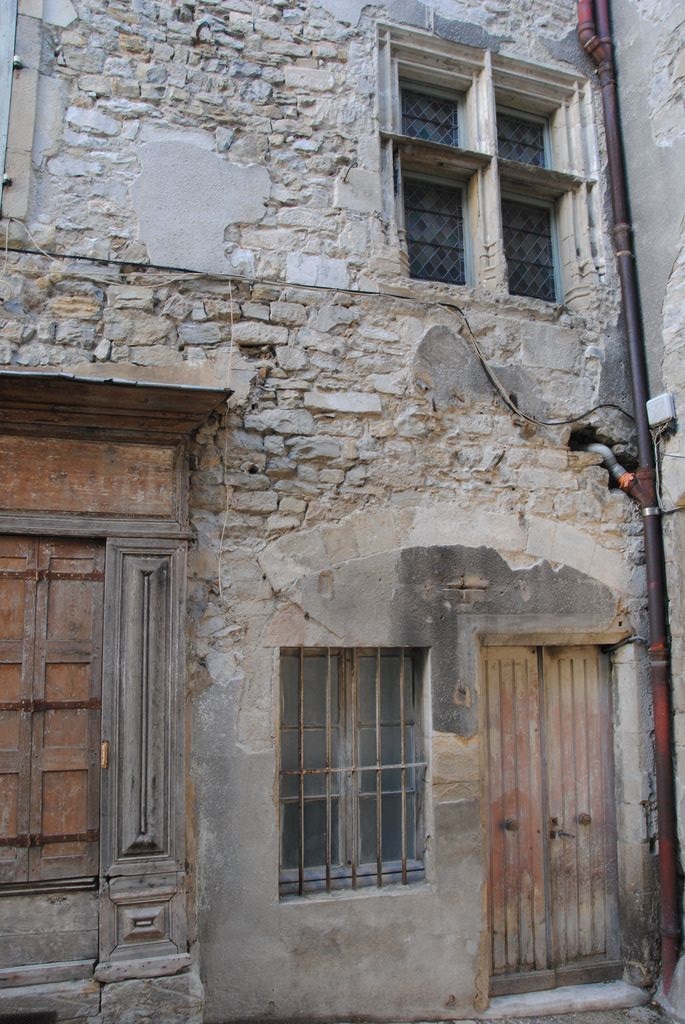 façade sud sur rue, vue partielle