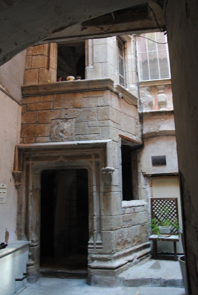 cour intérieure, tour d’escalier, vue partielle