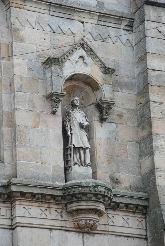 façade nord, statue : saint Laurent, vue générale