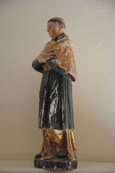 statue (statuette) : Saint Benoît, profil gauche, vue générale