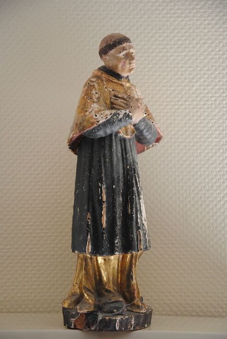 statue (statuette) : Saint Benoît, profil droit, vue générale