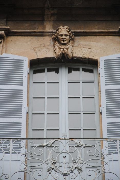 façade sud, détail d’une baie du premier niveau