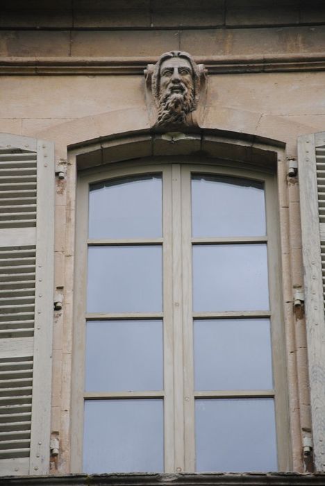 façade sud, détail d’une baie du premier niveau