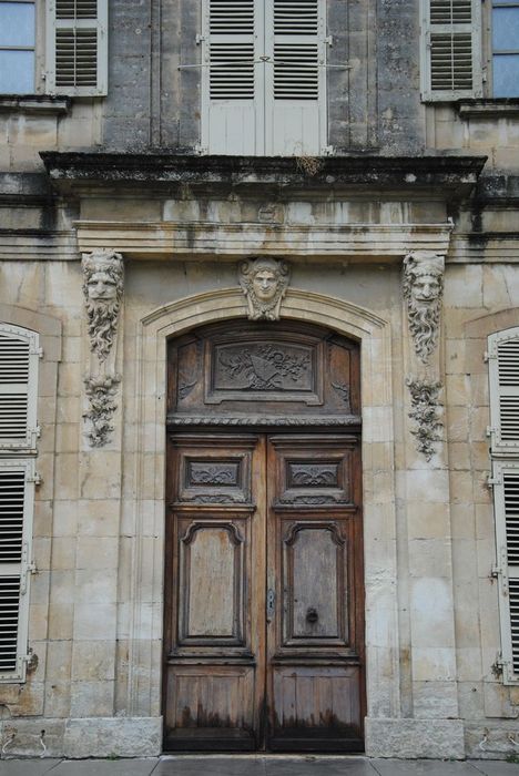 façade sud, porte d’accès principale, vue générale