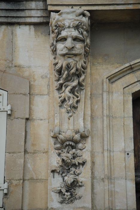 façade sud, porte d’accès principale, détail