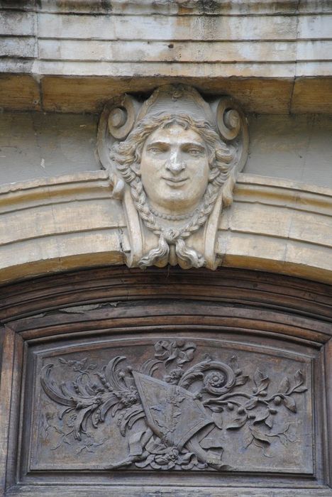 façade sud, porte d’accès principale, détail de la clef de voûte