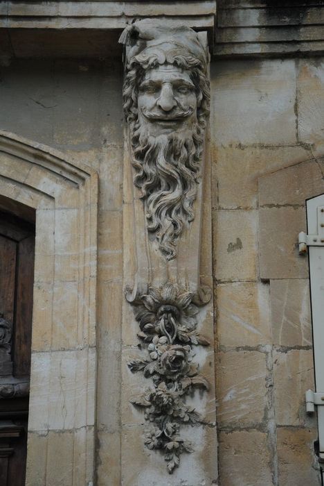 façade sud, porte d’accès principale, détail