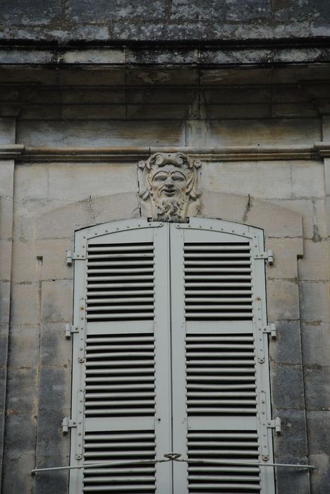 façade sud, détail d’une baie du premier niveau