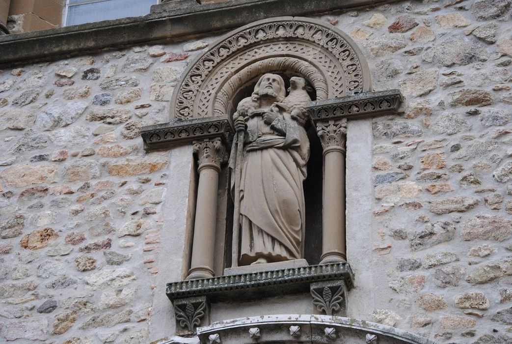 Eglise paroissiale : Façade occidentale, détail de la statue du Bon Pasteur