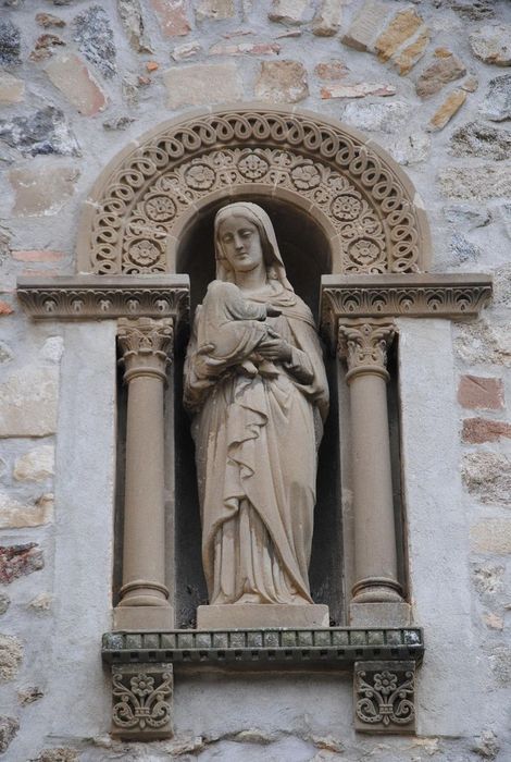 Eglise paroissiale : Façade occidentale, détail de la statue de la Vierge à l'Enfant