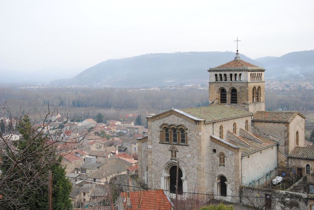 Eglise paroissiale : Vue générale de l'église dans son environnement depuis l'Ouest