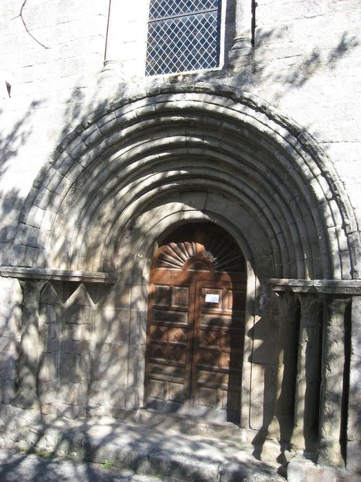 Eglise de Veyrines : Portail occidental, vue générale