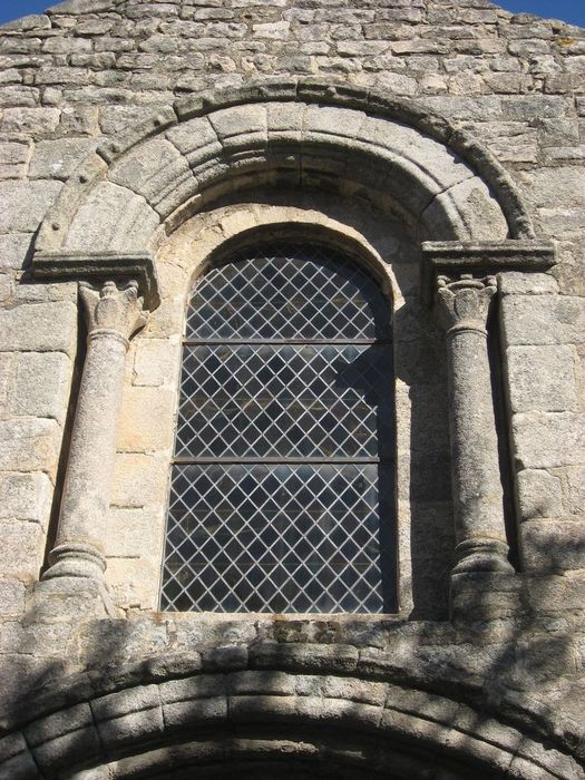 Eglise de Veyrines : Façade occidentale, vue partielle