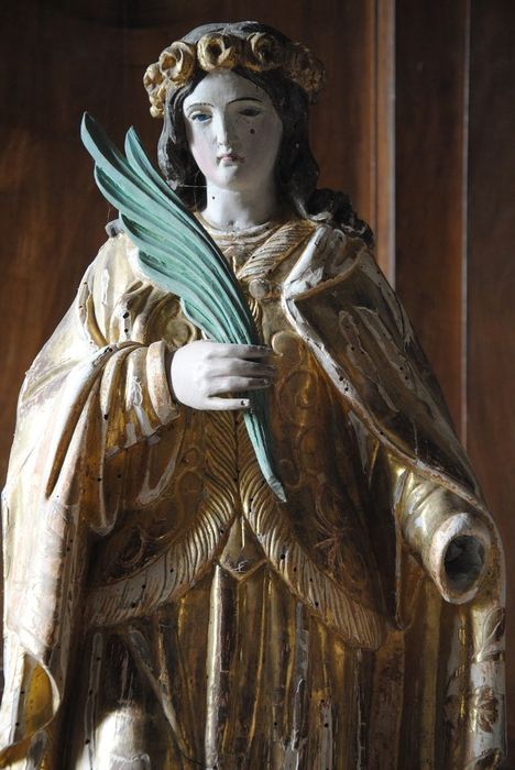 Statue (statuette) : Sainte non identifiée, vue partielle