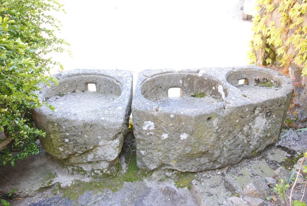 mesures à grains pour la levée des droits seigneuriaux (2) : mesure à grains à un récipient, mesure à grains à deux récipients - © Ministère de la Culture (France), Médiathèque du patrimoine et de la photographie, Conservation des antiquités et des objets d’art de l’Ardèche – Tous droits réservés