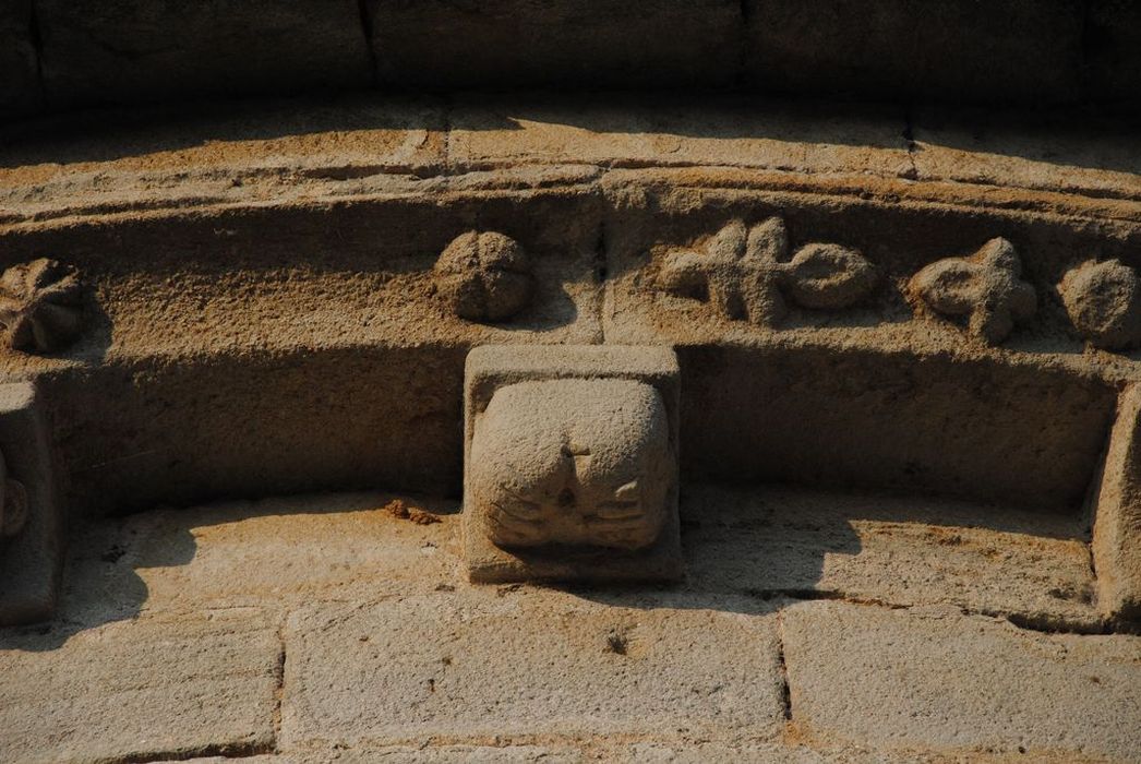 église Saint-Martin : Chevet, détail d'un corbeau de pierre sculpté