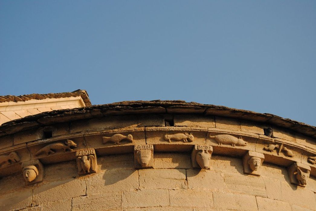 église Saint-Martin : Chevet, détail des corbeau de pierre sculptés