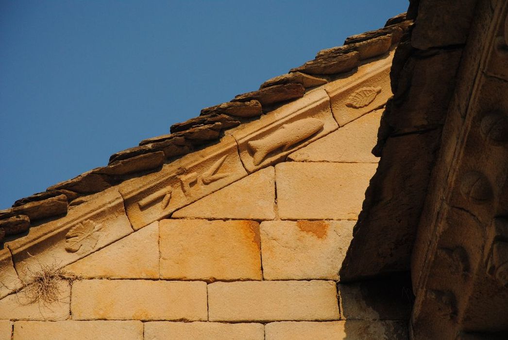 église Saint-Martin : Détail d'une corniche sculptée