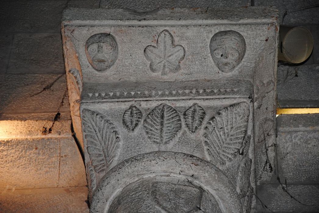 église Saint-Martin : Nef, détail d'un chapiteau