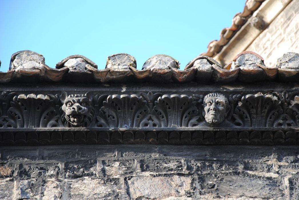 Eglise Saint-Pierre : Détail d'une corniche sculptée