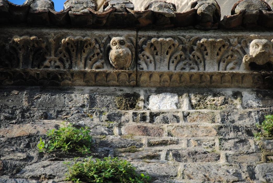 Eglise Saint-Pierre : Détail d'une corniche sculptée