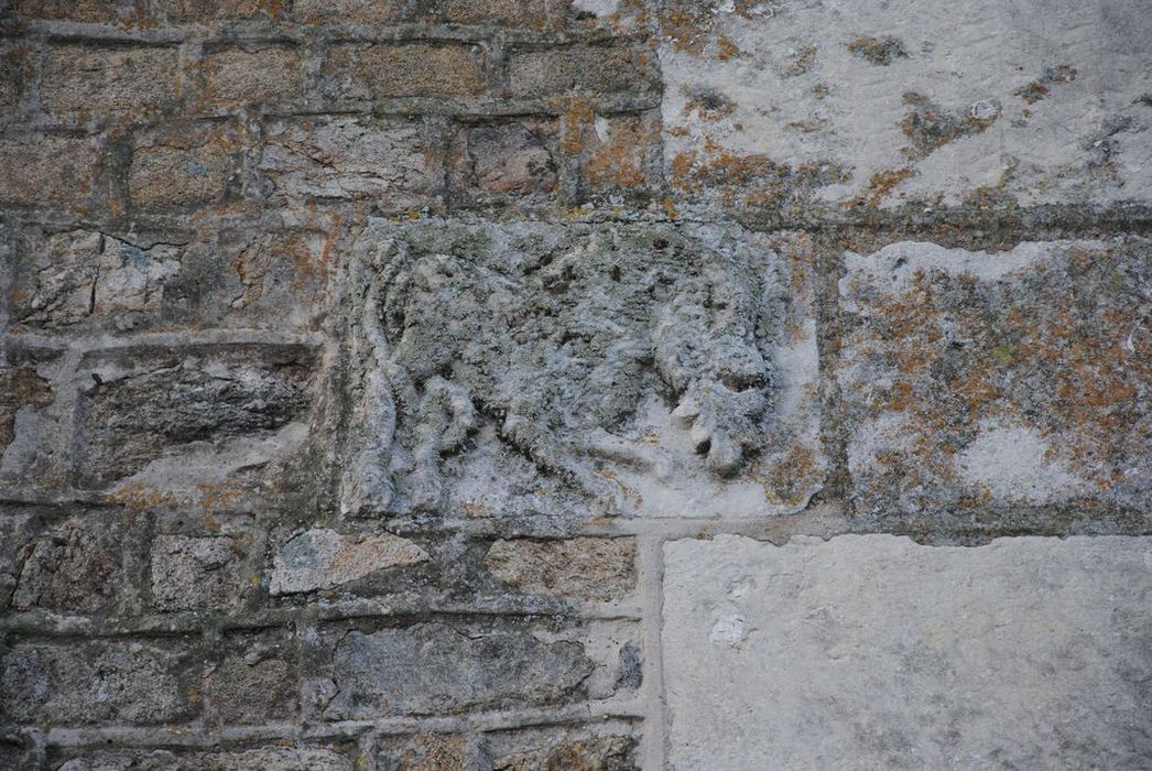 Eglise Saint-Pierre : Détail d'un élément sculpté intégré dans la maçonneie