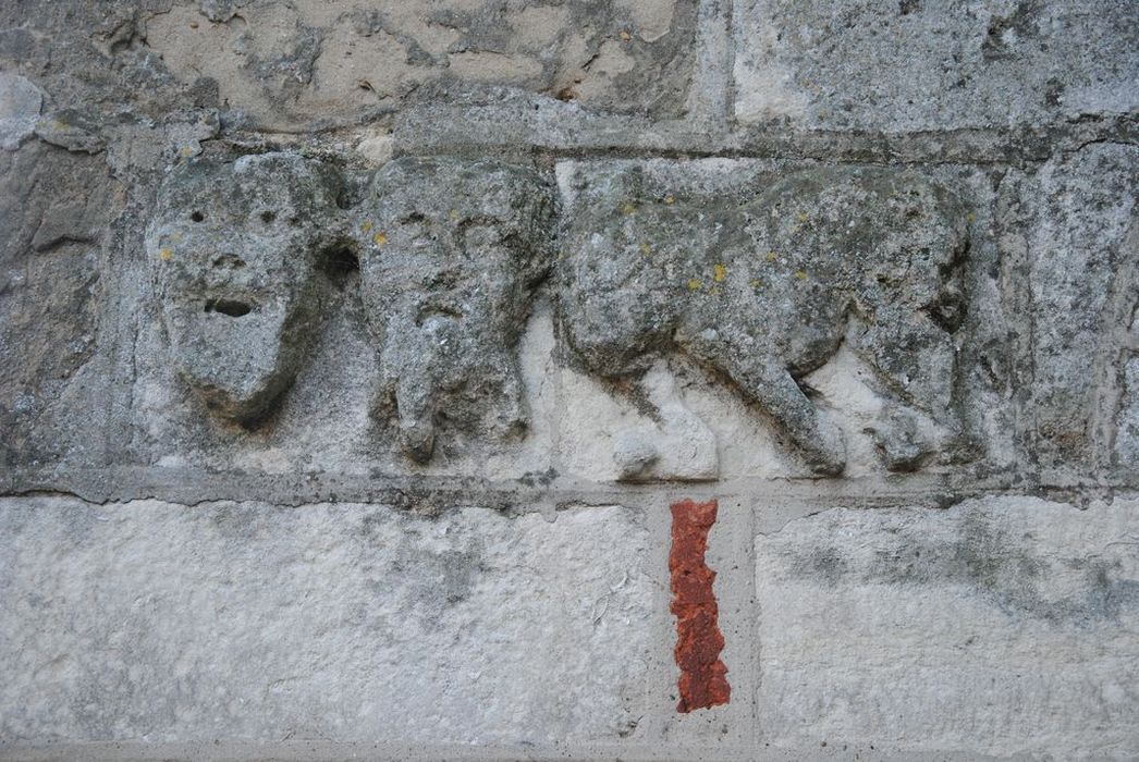 Eglise Saint-Pierre : Détail d'un élément sculpté intégré dans la maçonneie