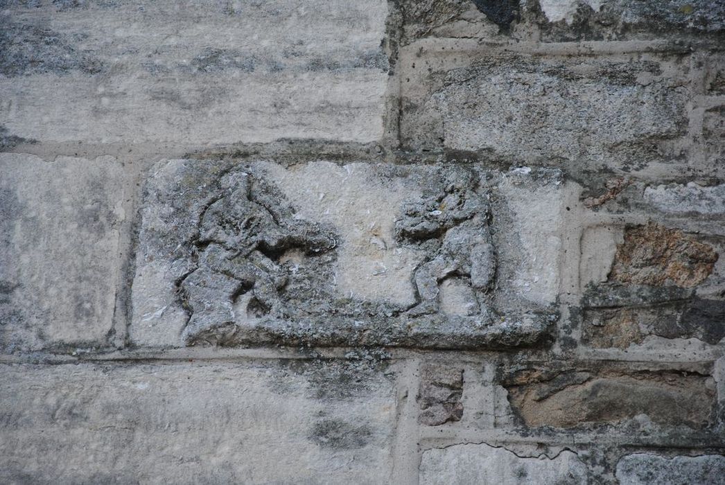 Eglise Saint-Pierre : Détail d'un élément sculpté intégré dans la maçonneie