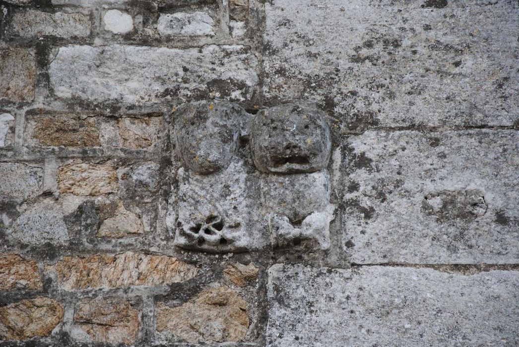 Eglise Saint-Pierre : Détail d'un élément sculpté intégré dans la maçonneie