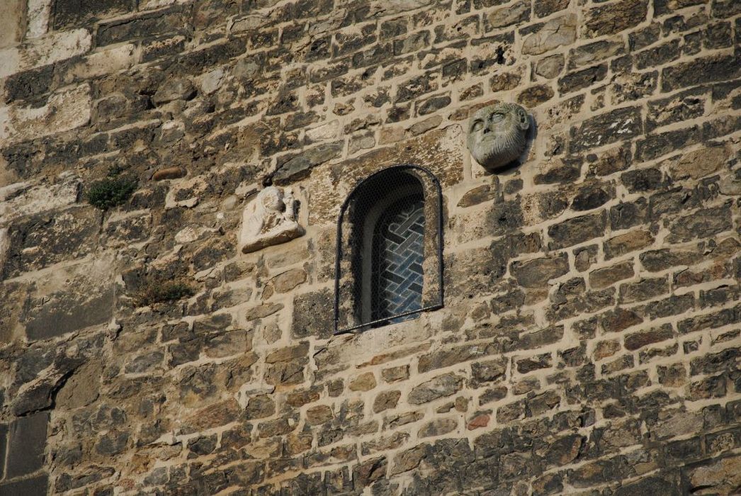 Eglise Saint-Pierre : Détail d'éléments sculptés intégrés dans la maçonnerie