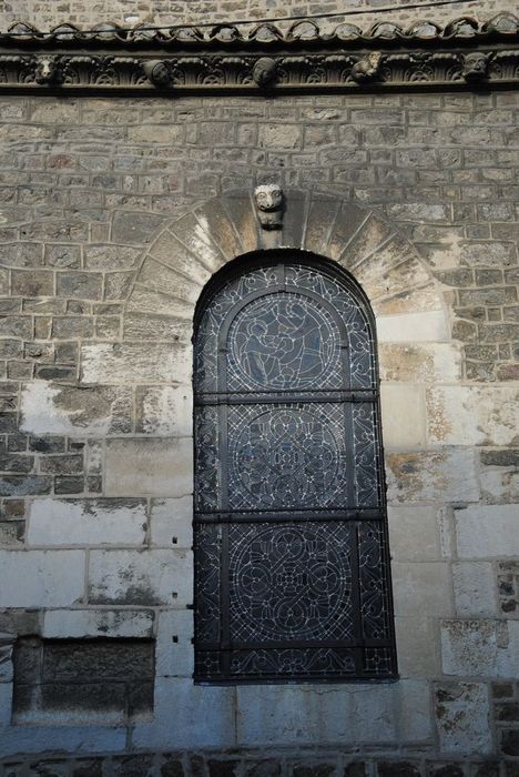 Eglise Saint-Pierre : Détail d'un élément sculpté intégré dans la maçonneie