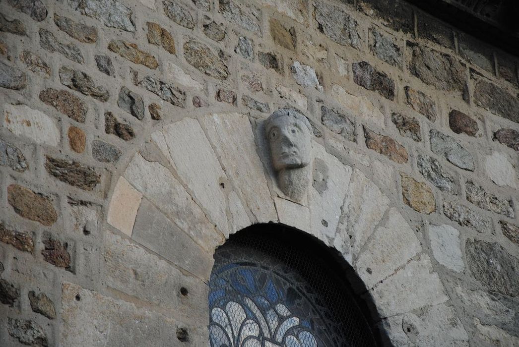 Eglise Saint-Pierre : Détail d'un élément sculpté intégré dans la maçonneie