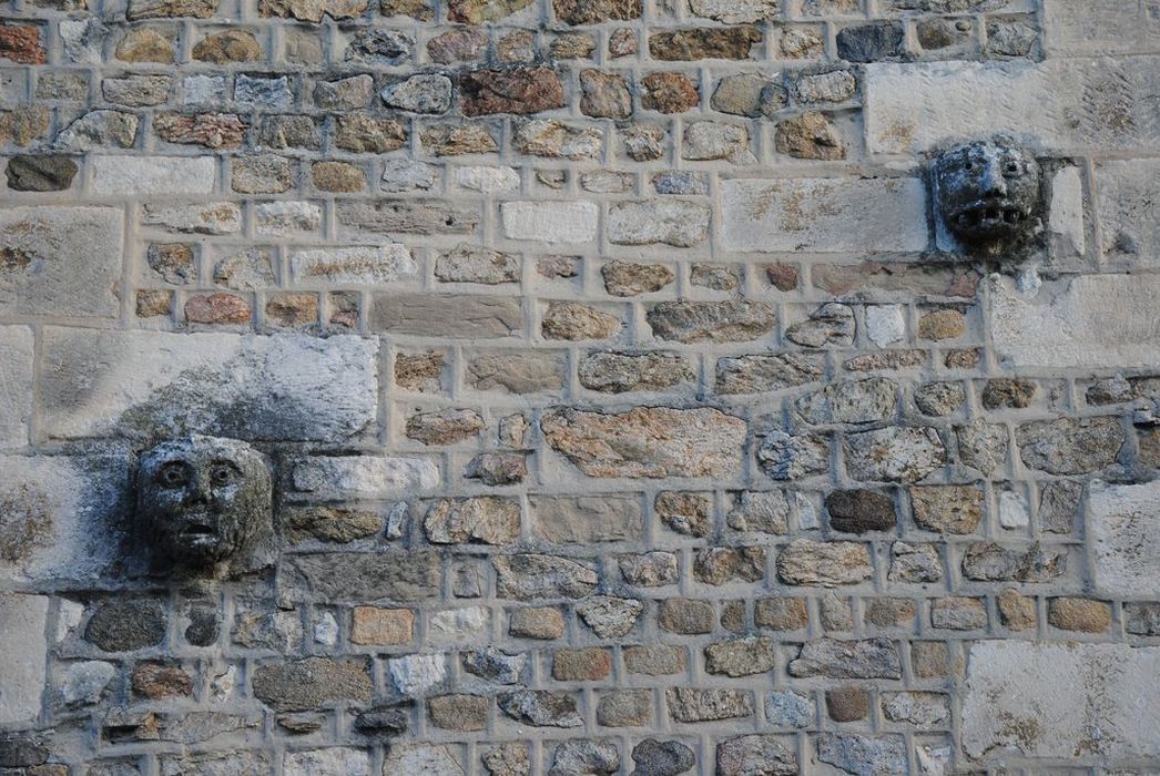 Eglise Saint-Pierre : Détail d'éléments sculptés intégrés dans la maçonnerie