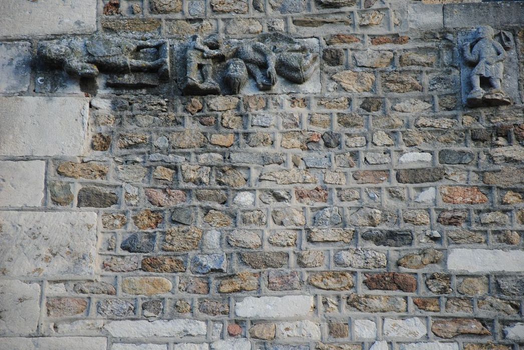 Eglise Saint-Pierre : Détail d'éléments sculptés intégrés dans la maçonnerie