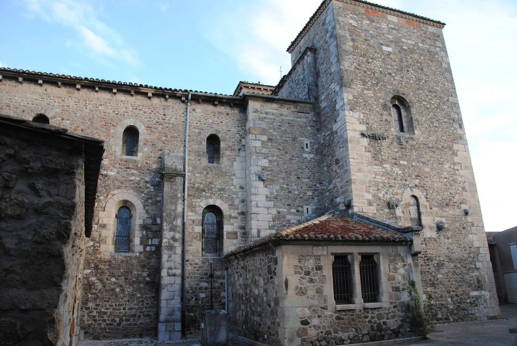 Eglise Saint-Pierre : Façade latérale sud, vue partielle