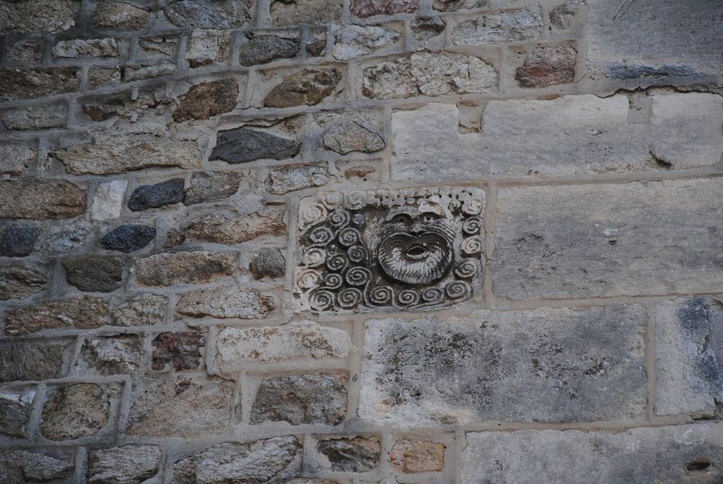 Eglise Saint-Pierre : Détail d'un élément sculpté intégré dans la maçonneie