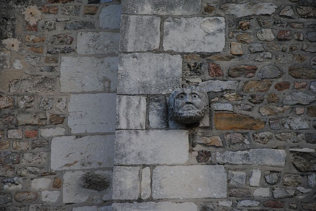 Eglise Saint-Pierre : Détail d'un élément sculpté intégré dans la maçonneie