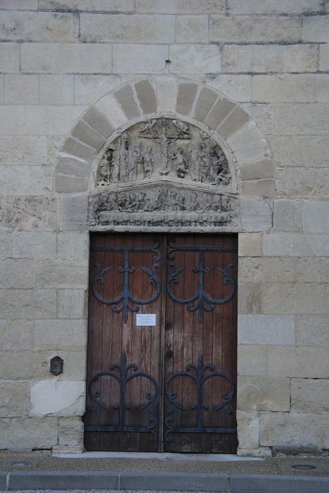 Eglise Saint-Pierre : Porte occidentale de gauche, vue générale