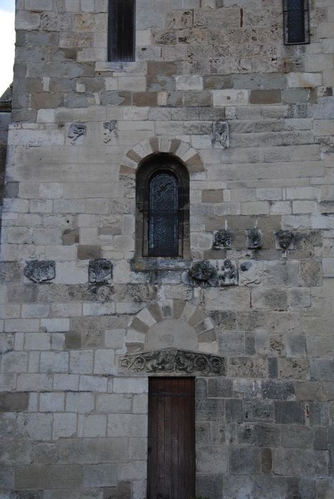 Eglise Saint-Pierre : Façade occidentale, vue partielle